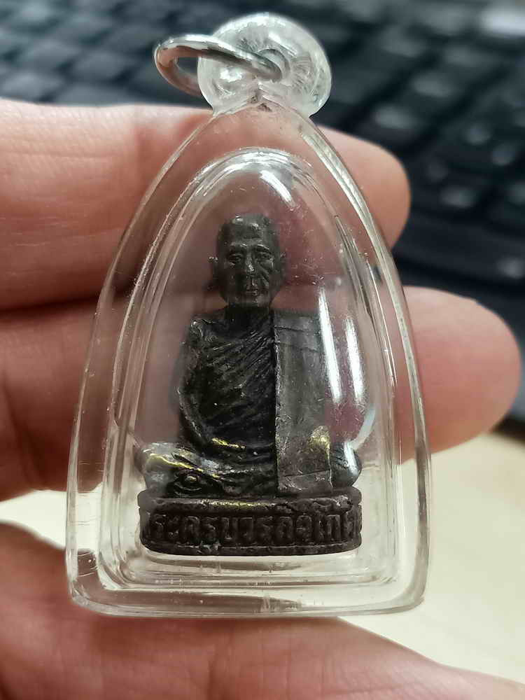 2-1863 หายาก รูปหล่อรุ่นแรก หลวงพ่อตัด วัดชายนา จังหวัดเพชรบุรี ปี 2540 เนื้อทองเหลืองรมดำ เลี่ยมกันน้ำพร้อมใช้