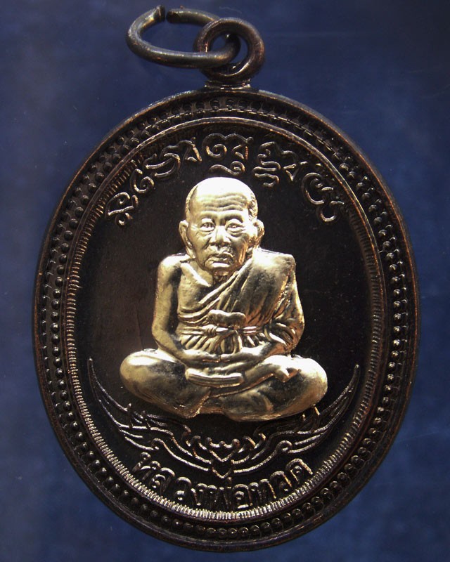 กรรมการ !!! เลข 39...เหรียญหลวงปู่ทวด หลังพ่อท่านเขียว วัดห้วยเงาะ รุ่นกิตติคุโณ 82 เนื้อทองแดงรมดำหน้า-หลังอัลปาก้า โค้ด-เลข พร้อมกล่องเดิม พ.ศ. 2553 สร้างแจกกรรมการ 999 องค์
