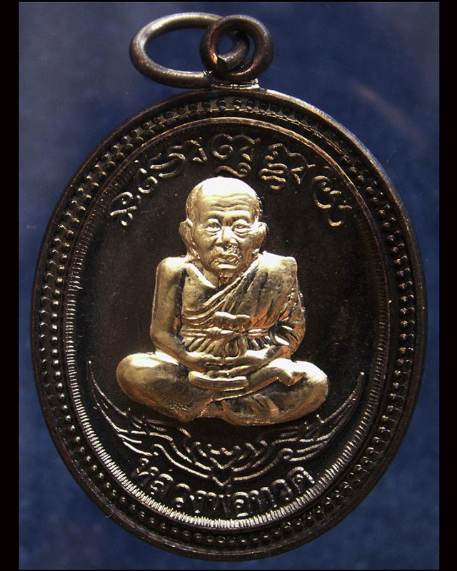 กรรมการ !!! เลข 49...เหรียญหลวงปู่ทวด หลังพ่อท่านเขียว วัดห้วยเงาะ รุ่นกิตติคุโณ 82 เนื้อทองแดงรมดำหน้า-หลังอัลปาก้า โค้ด-เลข พร้อมกล่องเดิม พ.ศ. 2553 สร้างแจกกรรมการ 999 องค์