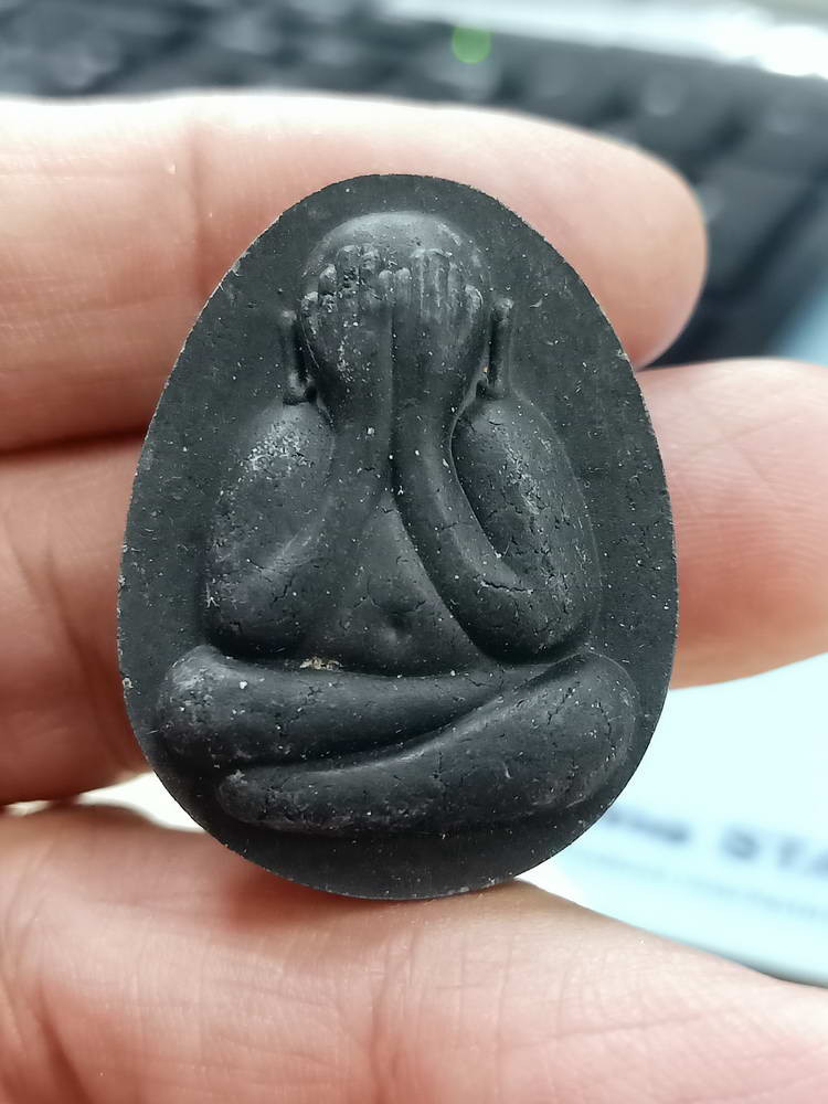 2-1871 วัดใจ 100 G#2 พระปิดตามหาลาภ รามัญ หลวงพ่อชำนาญ วัดชินวราราม จ.ปทุมธานี ปี 2561 ผงดำใบลาน เสกนาน 2 ปี ในลังปืน***สายวัดชินวรารามวรวิหาร