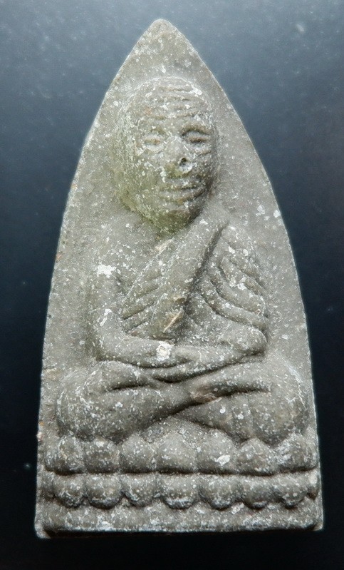 (120-) พระหลวงปู่ทวด พิมพ์เตารีด เนื้อดินผสมว่านหลังยันต์ พอสวยครับ