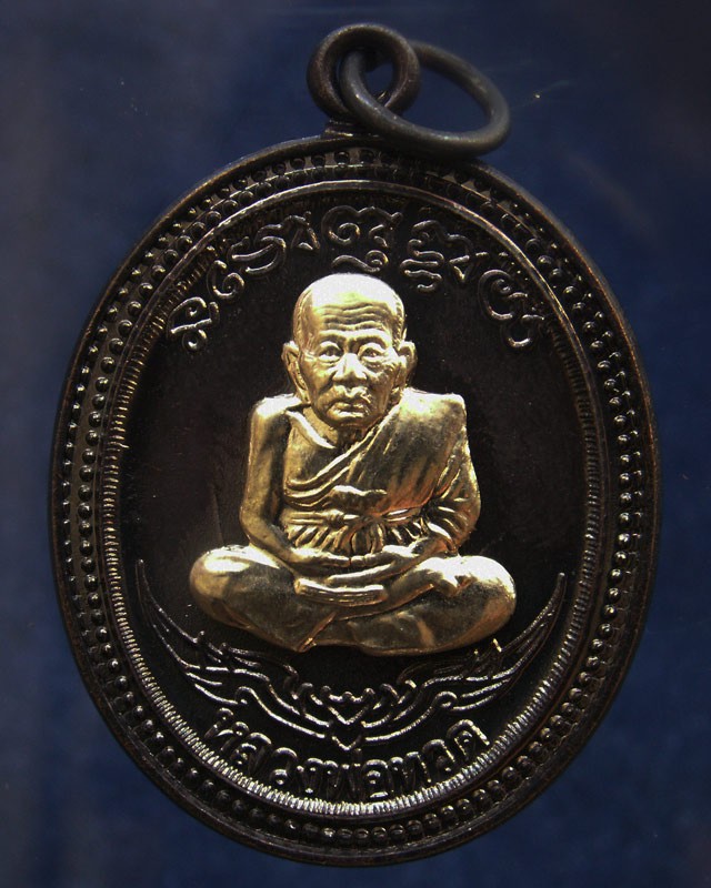 กรรมการ !!! เลข 152...เหรียญหลวงปู่ทวด หลังพ่อท่านเขียว วัดห้วยเงาะ รุ่นกิตติคุโณ 82 เนื้อทองแดงรมดำหน้า-หลังอัลปาก้า โค้ด-เลข พร้อมกล่องเดิม พ.ศ. 2553 สร้างแจกกรรมการ 999 องค์