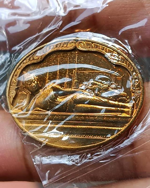 6.เหรียญพระนอน หลัง ภปร. พิธีใหญ่วัดโพธิ์ ฉลองในหลวงพระชนมายุครบ 5 รอบ พ.ศ. 2530 ไม่ผ่านการใช้ ซองเดิมๆ