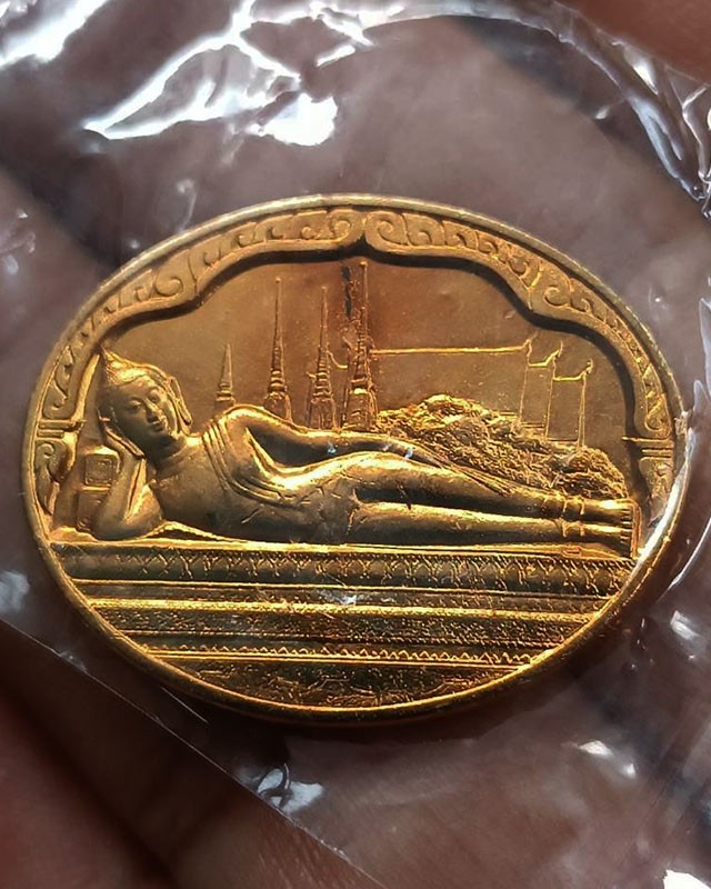 19.เหรียญพระนอน หลัง ภปร. พิธีใหญ่วัดโพธิ์ ฉลองในหลวงพระชนมายุครบ 5 รอบ พ.ศ. 2530 ไม่ผ่านการใช้ ซองเดิมๆ