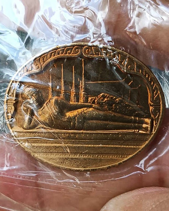 8.เหรียญพระนอน หลัง ภปร. พิธีใหญ่วัดโพธิ์ ฉลองในหลวงพระชนมายุครบ 5 รอบ พ.ศ. 2530 ไม่ผ่านการใช้ ซองเดิมๆ