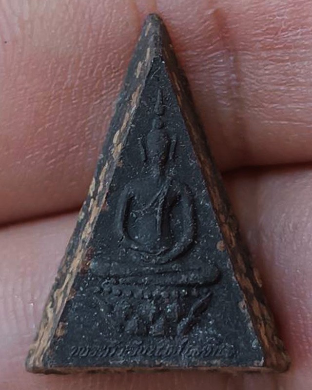 2.พระกำลังแผ่นดิน พิมพ์คะแนน (เล็ก) มวลสารจิตรลดา ในหลวงครองราชครบ 50 พรรษา พ.ศ. 2539 สร้างน้อยหายาก พร้อมกล่องเดิม