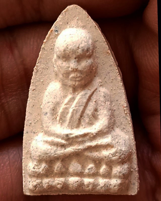 2.หลวงปู่ทวดเนื้อผง รุ่นตำหนักทอง หลวงปู่ทอง สุสังวโร วัดป่ากอสุวรรณ จ.สงขลา พ.ศ. 2540