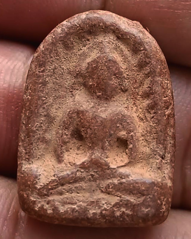 พระเนื้อดิน พิมพ์ซุ้มกอเล็ก ขนาดสูง 2.3 ซ.ม. พระบ้านเก่าเก็บหลายสิบปี ไม่ทราบเกจิสร้าง