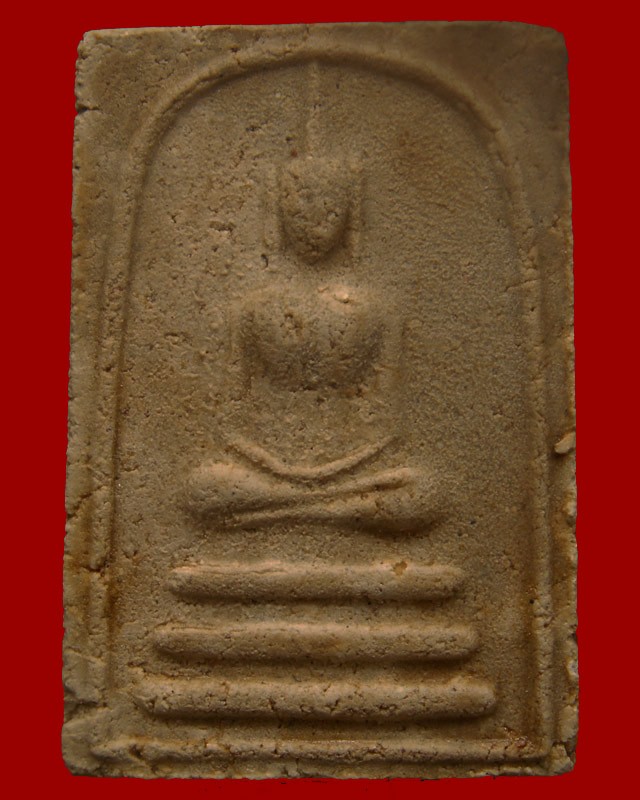 2.พระสมเด็จฐาน 3 ชั้น พิมพ์อกร่องหูใหญ่ เนื้อผงจินดามณีหลังเรียบ มีเคลือบ หลวงปู่ทิม วัดละหารไร่ ประธานปรกปลุกเสก ออกวัดไผ่ล้อม จ.ระยอง