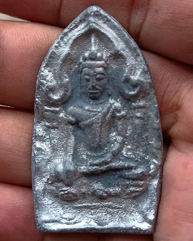 2.พระยอดขุนพลหล่อพิมพ์อยุธยา หลวงพ่อฑูรย์ วัดโพธินิมิตร เนื้อชิน พ.ศ. 2527 สูง 5 ซ.ม. สร้างจากเนื้อชินกรุเก่าที่ชำรุดแตกหัก