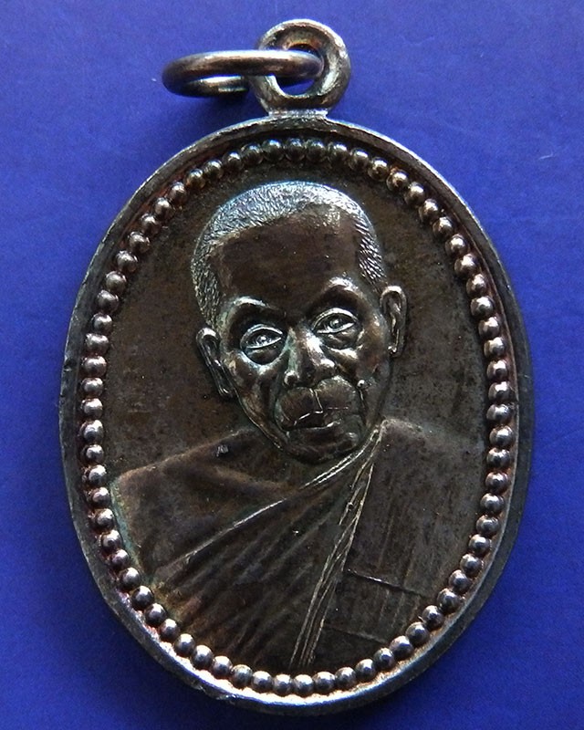 3.เหรียญ 111 ปี หลวงพ่อแช่ม วัดนวลนรดิศ ภาษีเจริญ กรุงเทพฯ ปี 2545 เนื้อนวะ ตอกโค้ด กล่องเดิม