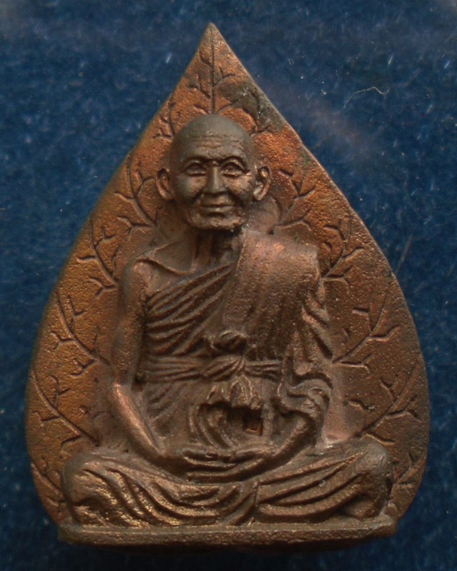 รูปเหมือนใบโพธิ์รุ่นแรก หลวงพ่อยิด วัดหนองจอก จ.ประจวบคีรีขันธ์ เนื้อนวะ เสาร์ 5 พ.ศ. 2536 ตอกโค้ด พร้อมกล่องเดิม