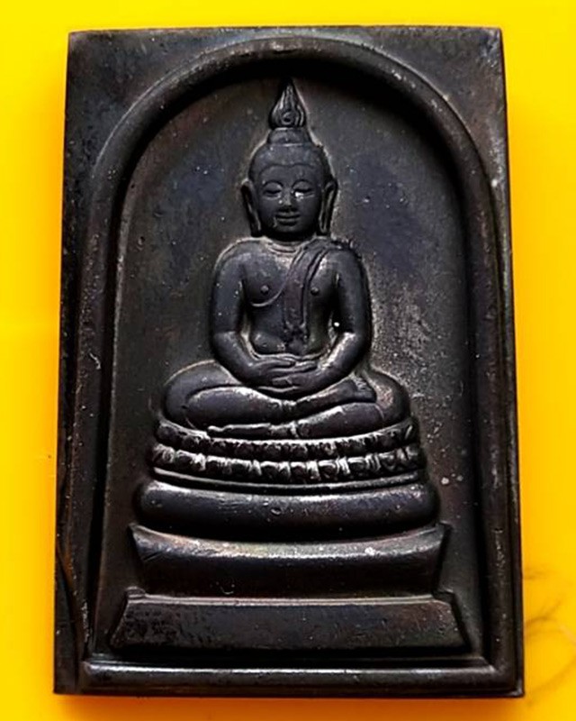 3.สมเด็จพระพุทธนวมหาราชายุจฉับปริวัตนมงคล ในหลวงครบ 6 รอบ จัดสร้างโดยสำนักนายกรัฐมนตรี พ.ศ. 2542 กล่องเดิม ตอกโค้ด