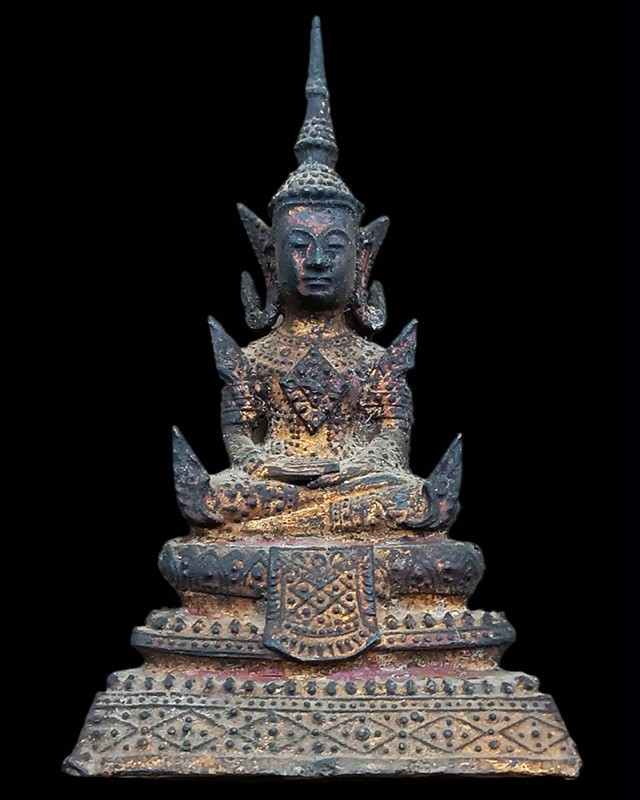 พระพุทธรูปบูชาสมัยรัตนโกสินทร์ นั่งทรงเครื่องปางสมาธิ เนื้อโลหะผสมลงรักปิดทอง ก้นดินไทย