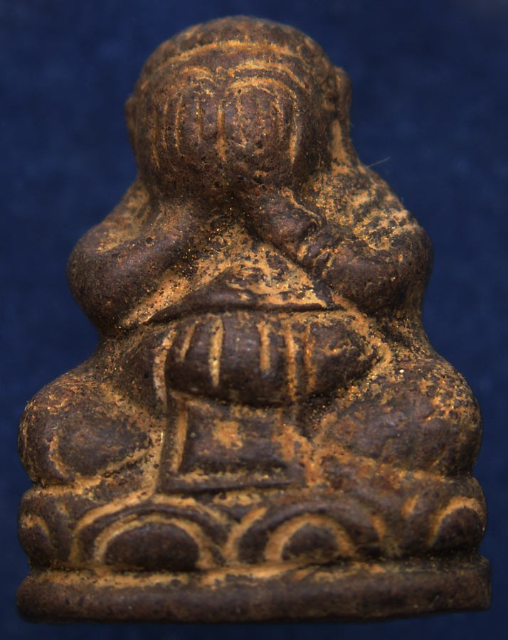 หลวงปู่เฮี้ยง วัดป่า จ.ชลบุรี ปิดตาลอยองค์ยอดบายศรี เนื้อผงคลุกรัก ผสมผงหลวงพ่อแก้ว หายากมาก