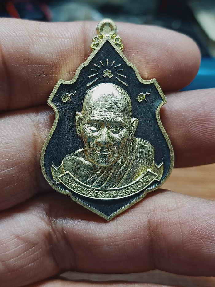 2-1226 วัดใจ 100 เหรียญสมปรารถนา หลวงปู่สมาน ที่พักสงฆ์เขายางหัก จ.ราชบุรี ปี 2567 งาน BRD ดำ ทอง หมายเลข 165 สร้าง 199 เหรียญ กล่องเดิม