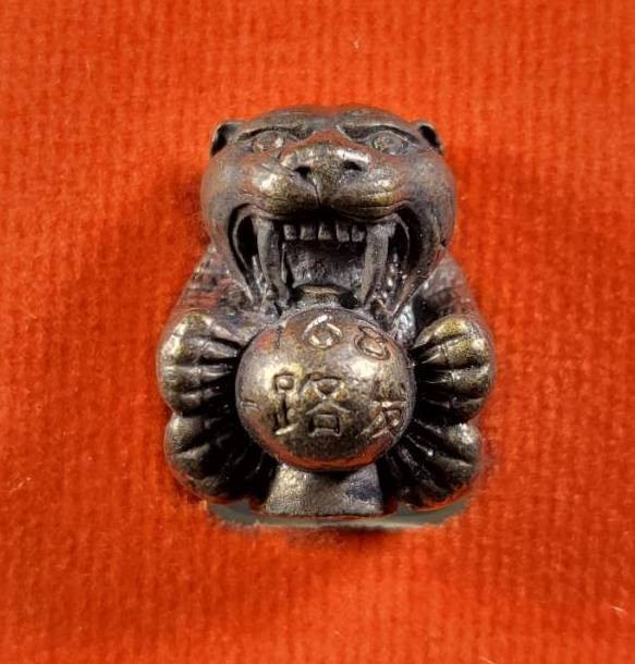 (120-) ลูกอมเสือรุ่น 168 หลวงปู่แสน วัดบ้านหนองจิก จ.ศรีสะเกษ เนื้อรมดำ ตะกรุดเงินอุดผง สวยครับ