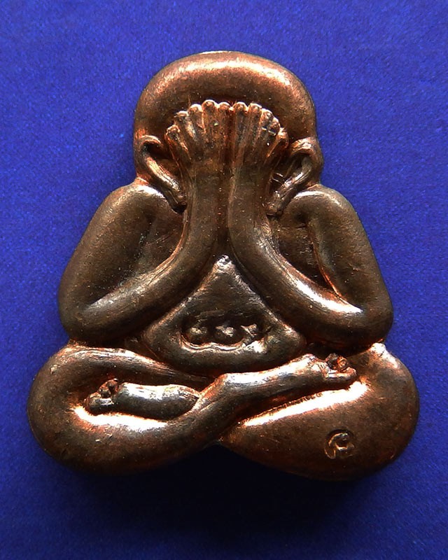 2.ปิดตาหลังรูปเหมือน หลวงพ่อคูณ ญาณวิทยาคม 72 พ.ศ. 2537 เนื้อทองแดง ตอกโค้ด