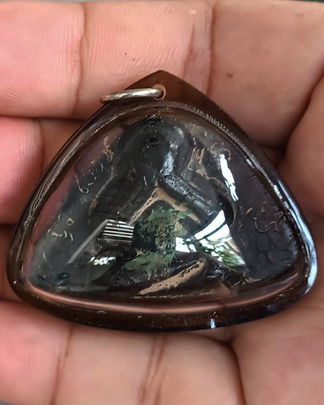 ปิดตาหลังพระราหู เนื้อผงเจุ่มรัก มีจาร พระบ้านเก่าเก็บหลายสิบปี เลี่ยมโบราณ