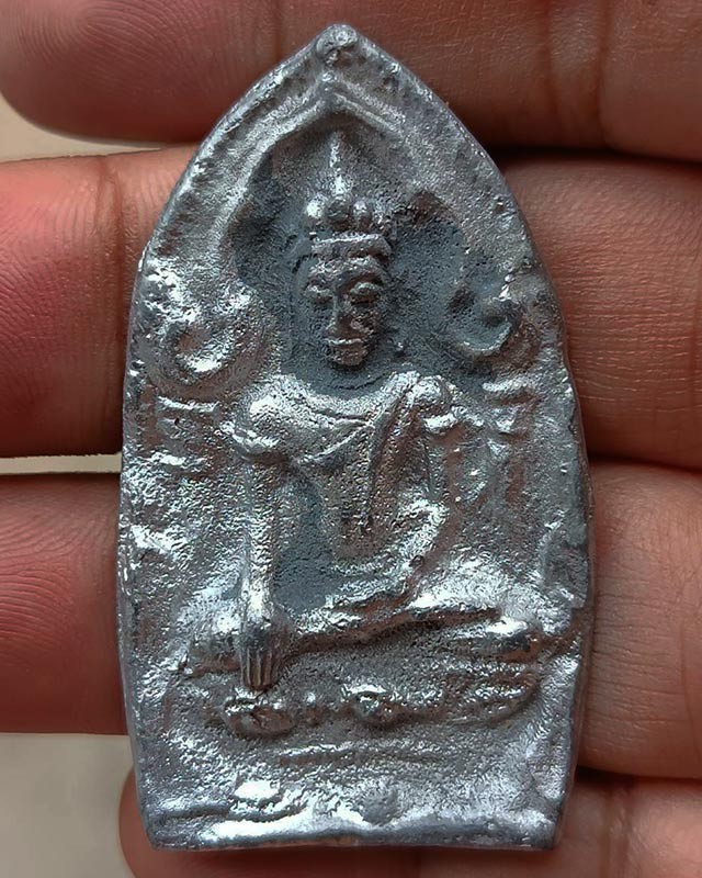 5.พระยอดขุนพลหล่อพิมพ์อยุธยา หลวงพ่อฑูรย์ วัดโพธินิมิตร เนื้อชิน พ.ศ. 2527 สูง 5 ซ.ม. สร้างจากเนื้อชินกรุเก่าที่ชำรุดแตกหัก