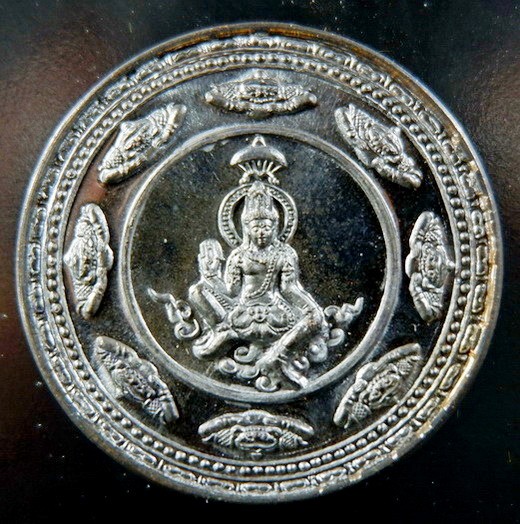 เหรียญพระโพธิสัตว์จตุคามรามเทพ รุ่นขุมทรัพย์สี่แผ่นดิน เนื้อนวะโลหะแก่เงิน ขนาด 3.2 ซม. สวยครับ