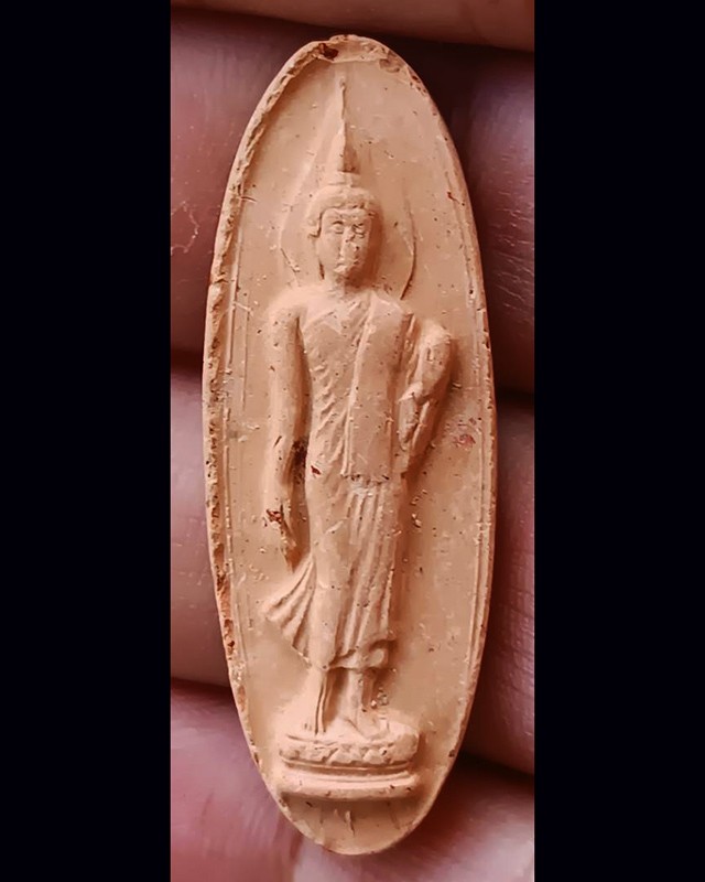 3.พระ 25 พุทธศตวรรษ เนื้อดิน พิมพ์สายสิญจน์ พร้อมกล่องกำมะหยึ่สวยงาม