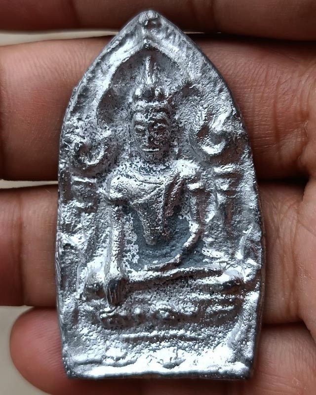 19.พระยอดขุนพลหล่อพิมพ์อยุธยา หลวงพ่อฑูรย์ วัดโพธินิมิตร เนื้อชิน พ.ศ. 2527 สูง 5 ซ.ม. สร้างจากเนื้อชินกรุเก่าที่ชำรุดแตกหัก