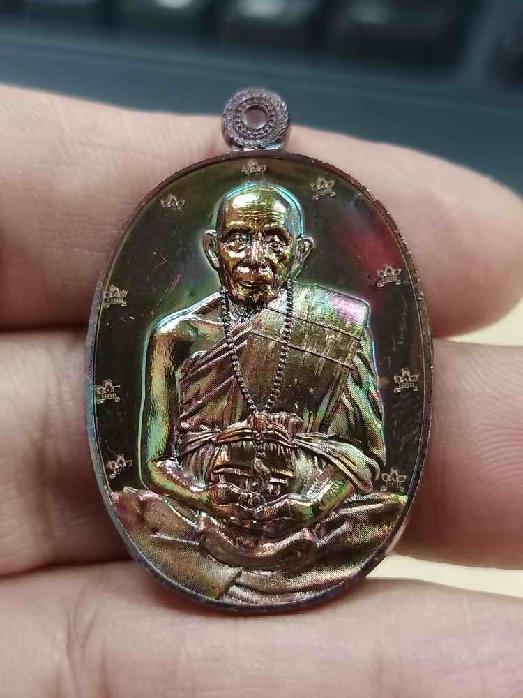 2-946 วัดใจ 100 เหรียญรุ่นเจ้าสัวพันล้าน มีจอบไม่มีจน หลวงปู่เปลื้อง วัดพังดาน จ.พัทลุง 2567 รก.8.38 ทองแดงผิวรุ้งโค้ด ศาลารอบ หมายเลข 109 กล่องเดิม***จี้กงแห่งแดนใต้สายเขาอ้อ