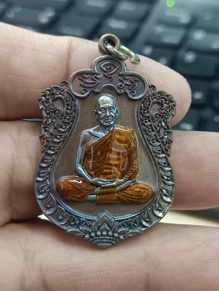 2-1303 วัดใจ 100 เหรียญเสมา 8 รอบ หลวงปู่กลม วัดโพธิ์ชัย จ.นครพนม 2566 เนื้อมหาชนวนโบราณ ลงยาจีวร เจาะห่วง หมายเลข 105 สร้าง 168 เหรียญ กล่องเดิม***เข้ามาศึกษาก่อนสะสม