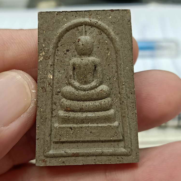 2-666 วัดใจ 100 พระสมเด็จ รุ่นใหญ่ได้ดี บารมี 9 รอบ หลวงปู่คีบ ธีรปัญโญ วัดป่าสุทธาวาส จ.นครพนม ปี 2567 เทาปลือกหอย ผงพุทธคุณ หมายเลข 51 กล่องเดิม***ทำด้วยมวลสารดี