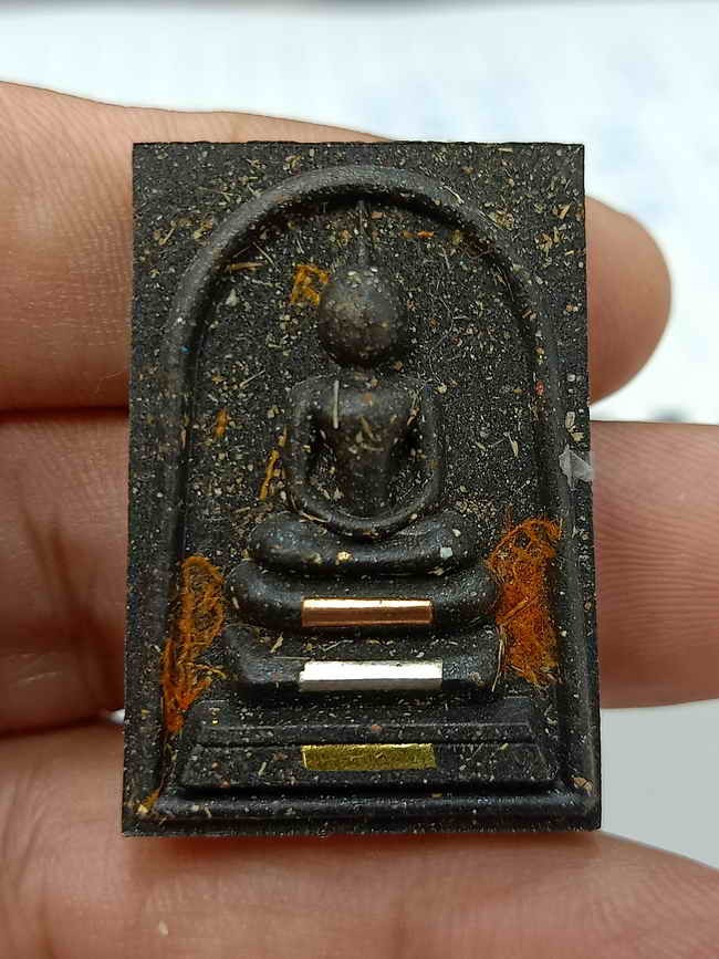 2-278 วัดใจ 100 พระสมเด็จ ฉลองวาระมงคล 9 รอบ หลวงปู่คีบ ธีรปัญโญ วัดป่าสุทธาวาส จ.นครพนม ปี 2567 รก.18 เนื้อดำใบลาน ตะกรุด 3K หมายเลข 29 จัดสร้าง 80 องค์ กล่องเดิม