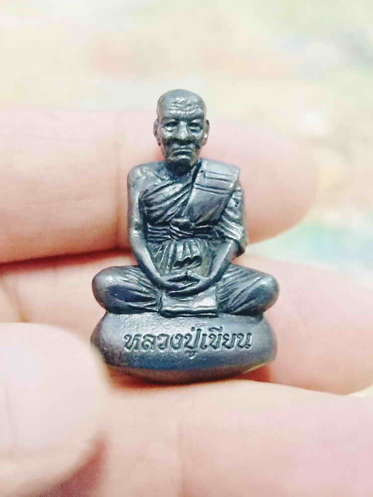 2-1772 วัดใจ 100 รูปหล่อเบ้าทุบ รุ่นสร้างบารมี หลวงปู่เขียน กิตติวังโส วัดโพธิ์ศรี จ.นครพนม 2562 ทองแดงรมดำ หมายเลข 43 กล่องเดิม