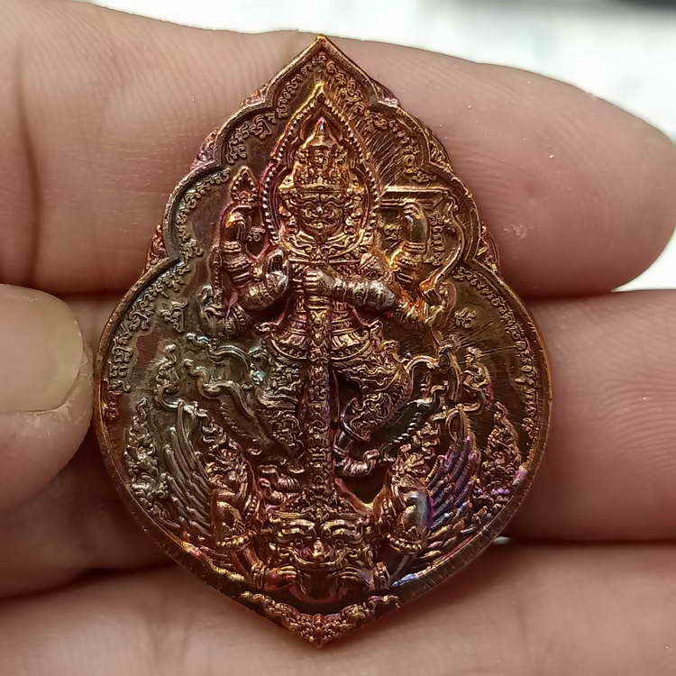 2-271 วัดใจ 100 เหรียญท้าวเวสสุวรรณโณ จตุมหาราชิกา พิมพ์ 2 หน้า รุ่นอริยทรัพย์ พระครูโสภิตวิริยาภรณ์(หลวงพ่ออิฏฐ์) วัดจุฬามณี เมตตาให้การอนุเคราะห์ ปี 2562 เนื้อทองแดงผิวรุ้ง หมายเลข 1011 กล่องเดิม