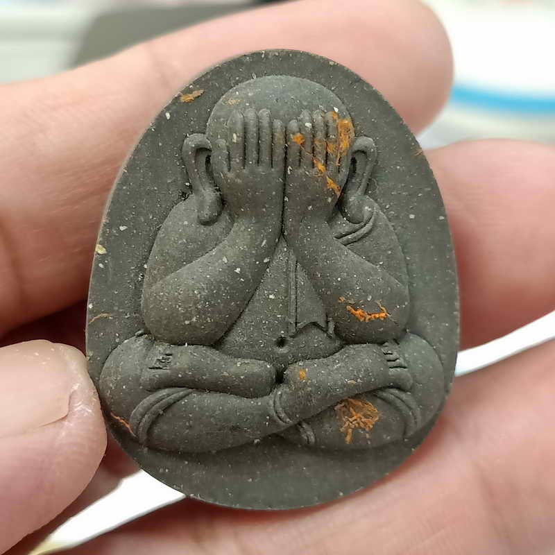 2-803 วัดใจ 100 พระปิดตาจั้มโบ้ มหาลาภ หมดหนี้ หลวงปู่โต๊ะ วัดถ้ำสิงโตทอง จ.ราชบุรี ปี 2565 เนื้อผงใบลาน หลังฝังเหรียญเงิน โค้ดพิเศษ หมายเลข 47 กล่องเดิม