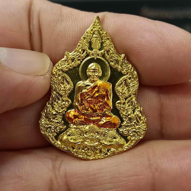 2-118 วัดใจ 100 เหรียญ 111 ปี ชาตกาล หลวงพ่อพูล วัดไผ่ล้อม จ.นครปฐม ปี 2566 เนื้อกะไหล่ทอง ลงยาจีวนฃร หมายเลข 494 กล่องเดิม