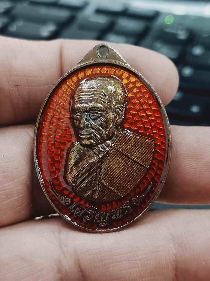 2-1203 วัดใจ 100 เหรียญเจริญพร หันข้าง หลวงพ่อเงิน พุทธโชติ วัดท้ายน้ำ จ.พิจิตร 2567 ทองระฆังผิวรุ้ง ลงยาไล่สี หมายเลข 43 กล่องเดิม