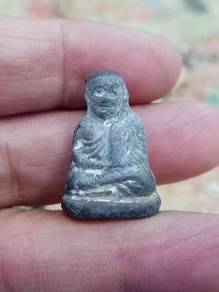 2-1814 วัดใจ 100 รูปหล่อหลวงพ่อเงิน ผิวชินตะกั่ว สภาพ เก่าได้อายุ ไม่ทราบวัด และปีที่ออก