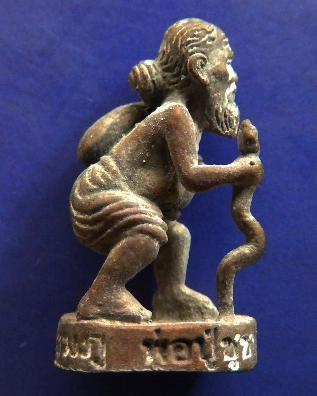 8.พ่อปู่ชูชกเทพขอได้ รุ่นแรก หลวงปู่คำบุ วัดกุดชมภู พ.ศ. 2553 เนื้อสัตตโลหะ ยิงโค๊ด-เลข พร้อมกล่องเดิม