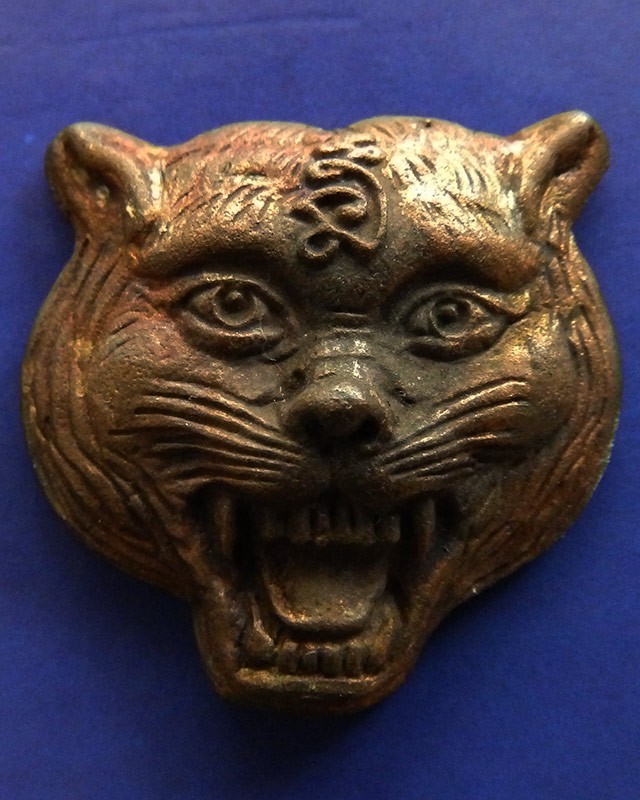 10. หน้ากากเสือหล่อโบราณ เนื้อสัตตโลหะ หลวงปู่คำบุ วัดกุดชมภู ตอกโค้ด+เลข พร้อมกล่องเดิม