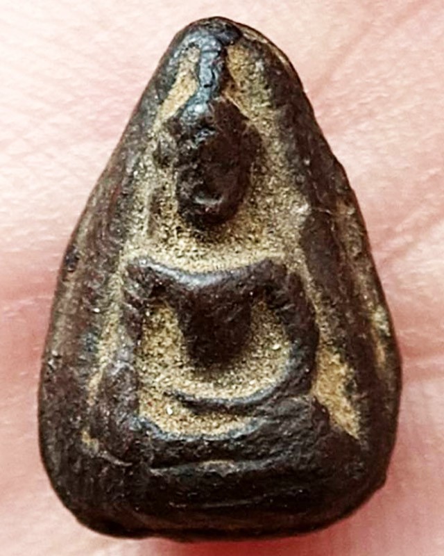 พระเม็ดน้อยหน่าพิมพ์มารวิชัย หมวกทรงชีโบ (นิยม) หลังยันต์อุ เนื้อดินลงรัก กรุวัดศาลาปูน จ.อยุธยา