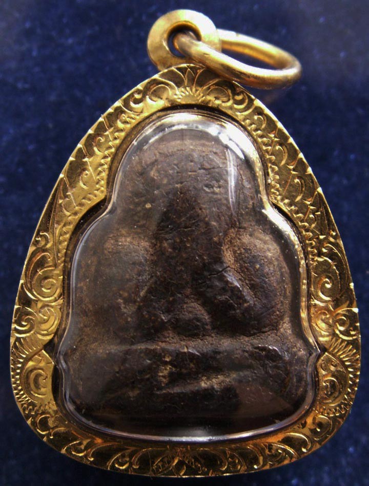 หลวงปู่เฮี้ยง วัดป่า จ.ชลบุรี ปิดตาสะดือใหญ่หลังแบบ พ.ศ. 2496 เนื้อผงคลุกรัก ผสมผงหลวงพ่อแก้ว เลี่ยมทองกันน้ำ