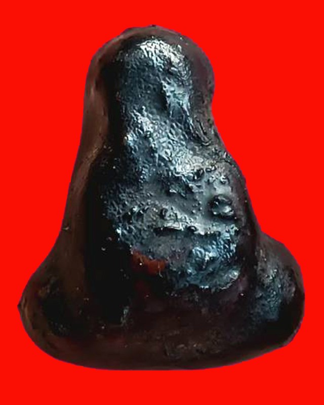 ปิดตาหลวงปู่ยิ้ม วัดหนองบัว พิมพ์สังกัจจายน์ (พุงป่อง) เนื้อผงจุ่มรัก จ.กาญจนบุรี