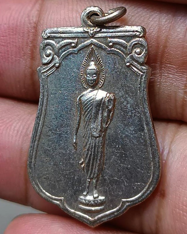 6.เหรียญเสมาฉลอง 25 พุทธศตวรรษ เนื้ออัลปาก้า พ.ศ. 2500  เมื่อปี พ.ศ. 2500