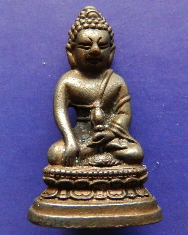 3.กริ่งพระพุทธนวมหาราชายุจฉับปริวัตนมงคล ในหลวงครบ 6 รอบ จัดสร้างโดยสำนักนายกรัฐมนตรี พ.ศ. 2542 กล่องเดิม