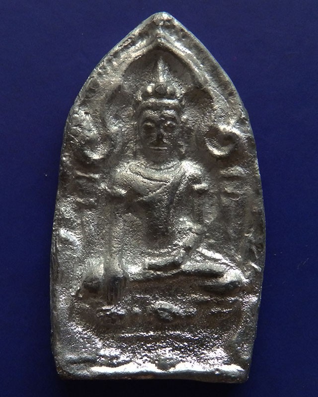 7.พระยอดขุนพลหล่อพิมพ์อยุธยา หลวงพ่อฑูรย์ วัดโพธินิมิตร เนื้อชิน พ.ศ. 2527 สูง 5 ซ.ม. สร้างจากเนื้อชินกรุเก่าที่ชำรุดแตกหัก