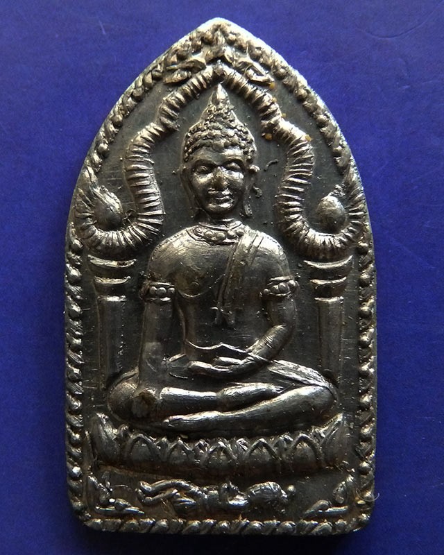 10.พระยอดขุนพลปั๊ม หลวงพ่อฑูรย์ วัดโพธินิมิตร เนื้อชินพิมพ์เล็ก พ.ศ. 2527 สูง 3 ซ.ม. สร้างจากเนื้อชินกรุเก่าที่ชำรุดแตกหัก