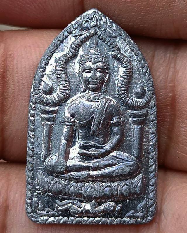 20.พระยอดขุนพลปั๊ม หลวงพ่อฑูรย์ วัดโพธินิมิตร เนื้อชินพิมพ์เล็ก พ.ศ. 2527 สูง 3 ซ.ม. สร้างจากเนื้อชินกรุเก่าที่ชำรุดแตกหัก