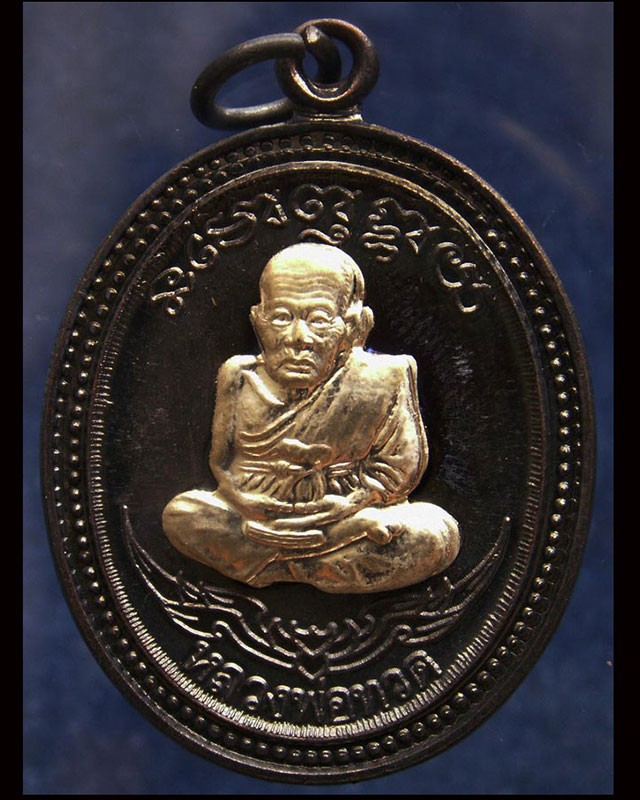 กรรมการ !!! เลข 28...เหรียญหลวงปู่ทวด หลังพ่อท่านเขียว วัดห้วยเงาะ รุ่นกิตติคุโณ 82 เนื้อทองแดงรมดำหน้า-หลังอัลปาก้า โค้ด-เลข พร้อมกล่องเดิม พ.ศ. 2553 สร้างแจกกรรมการ 999 องค์