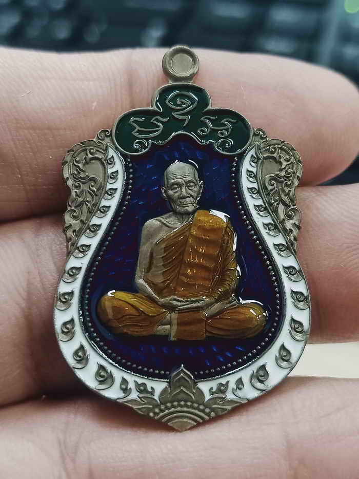 2-1318 วัดใจ 100 เหรียญที่ระลึก ฉลองอายุครบ 8 รอบ หลวงปู่บุญทัน วัดกาพระคุณาราม จ.สุรินทร์ 2567 มหาชนวน ลงยาขอบ ซุ้ม จีวร หมายเลข 174 สร้าง198 เหรียญ กล่องเดิม