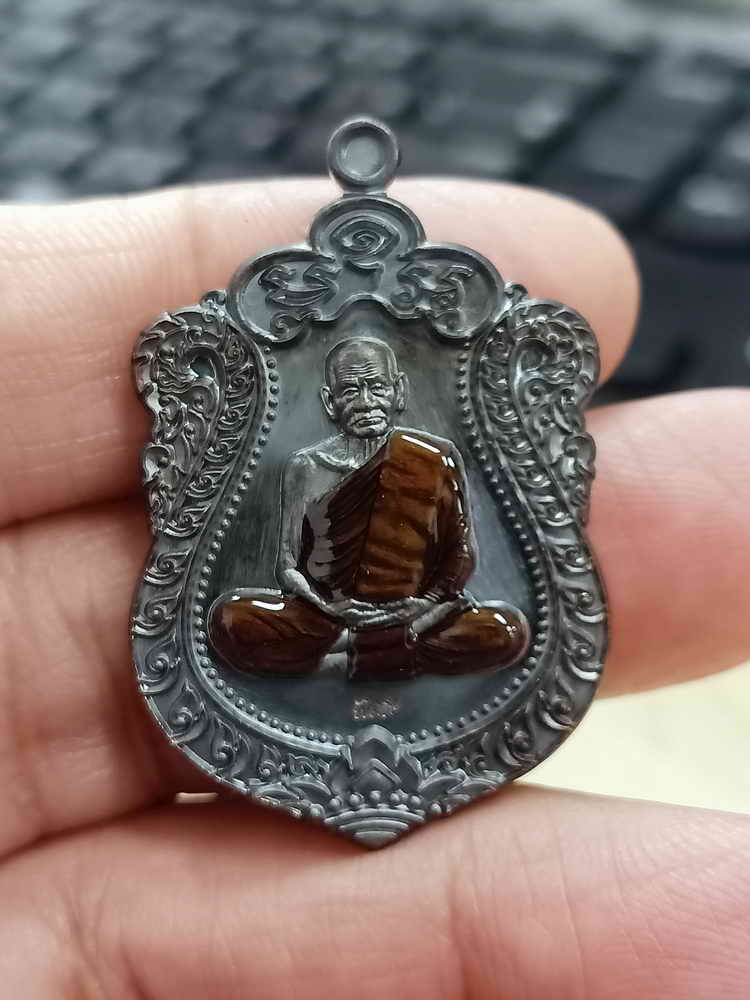 2-1685 วัดใจ 100 เหรียญเสมา 9 รอบ อายุครบ 112 ปี หลวงปู่มี ฐิตสาโร วัดโพนทอง จ.สุรินทร์ 2567 ทองแดงรมดำ ลงยาจีวร หมายเลข 81 สร้าง 141 เหรียญ กล่องเดิม